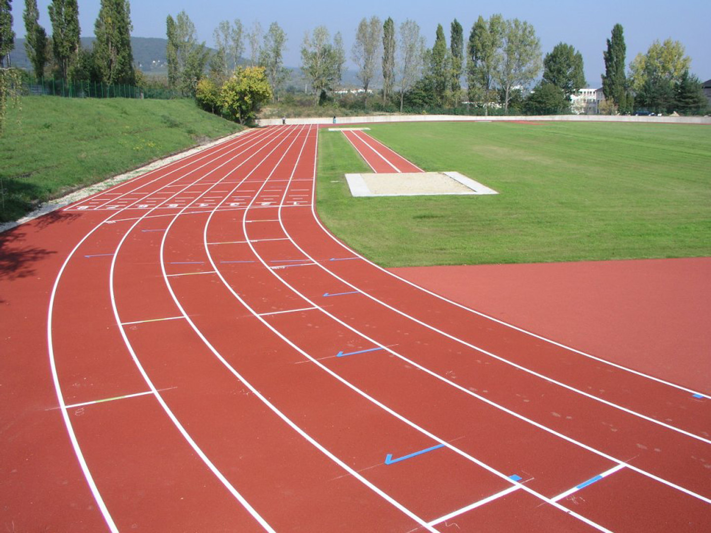 Стадион прыжок. Беговая легкоатлетическая дорожка 110 м. Беговая дорожка на 400м проект. Беговая дорожка на 100м. Дорожка 400м легкая атлетика.